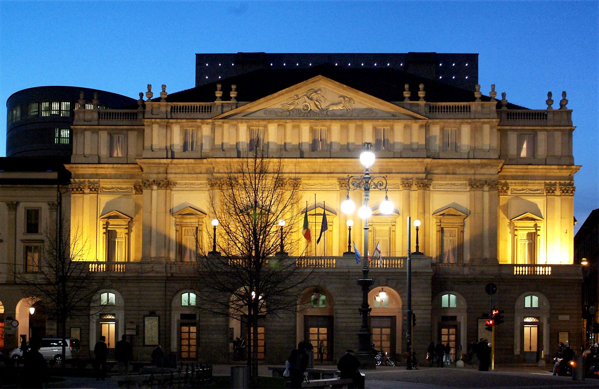 Teatro alla Scala di notte